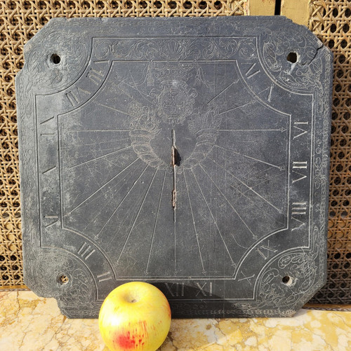 Cadran Solaire En Ardoise, Décoré Et Daté 1704