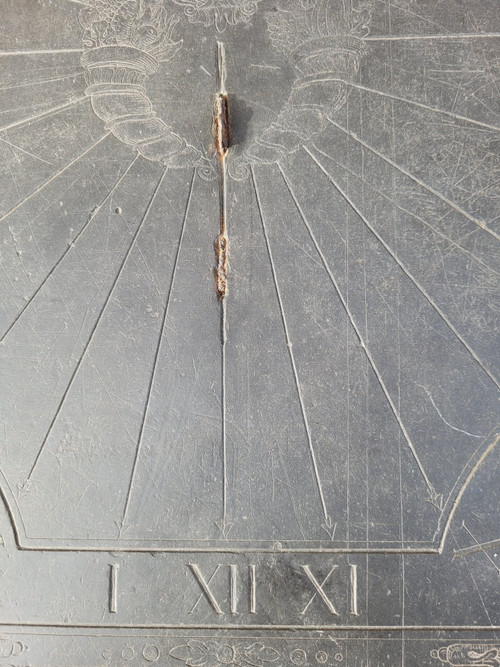 Cadran Solaire En Ardoise, Décoré Et Daté 1704