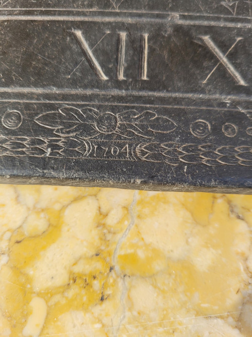 Cadran Solaire En Ardoise, Décoré Et Daté 1704