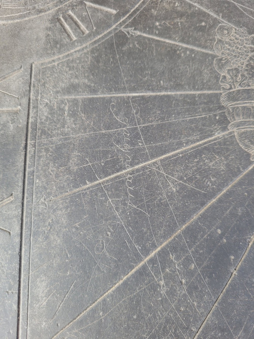 Cadran Solaire En Ardoise, Décoré Et Daté 1704