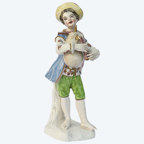 Porzellanstatuette, die einen kleinen Jungen darstellt, der Dudelsack spielt