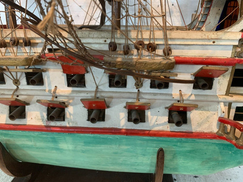 Ancienne maquette d'un bateau de pirate des mers XX siècle