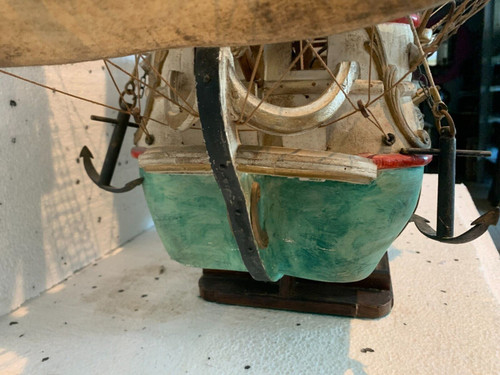 Ancienne maquette d'un bateau de pirate des mers XX siècle