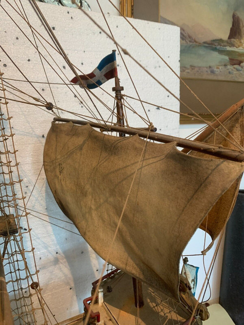 Ancienne maquette d'un bateau de pirate des mers XX siècle