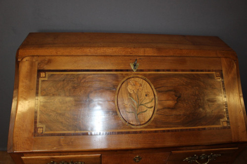 Louis XV sloping desk in walnut and 18th century marquetry