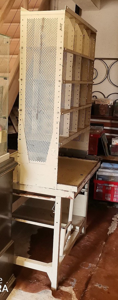 Très beau casier de tri de la Poste a 16 cases industriel