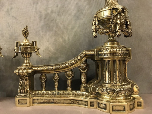 Beaux chenets anciens en bronze poli d'époque 19 ème de style Louis XVI 