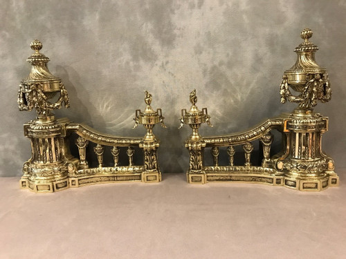 Beaux chenets anciens en bronze poli d'époque 19 ème de style Louis XVI 
