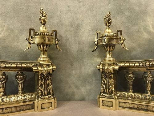 Beaux chenets anciens en bronze poli d'époque 19 ème de style Louis XVI 