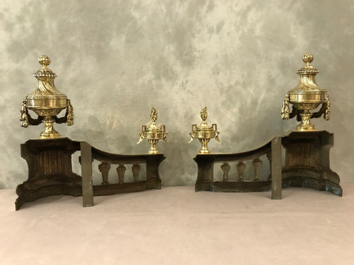 Beaux chenets anciens en bronze poli d'époque 19 ème de style Louis XVI 