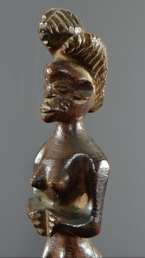 Angola, popolo Lwena, primo terzo del XX secolo, statua di figura femminile in legno duro.