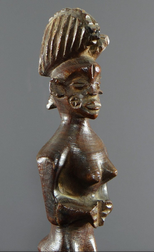 Angola, popolo Lwena, primo terzo del XX secolo, statua di figura femminile in legno duro.