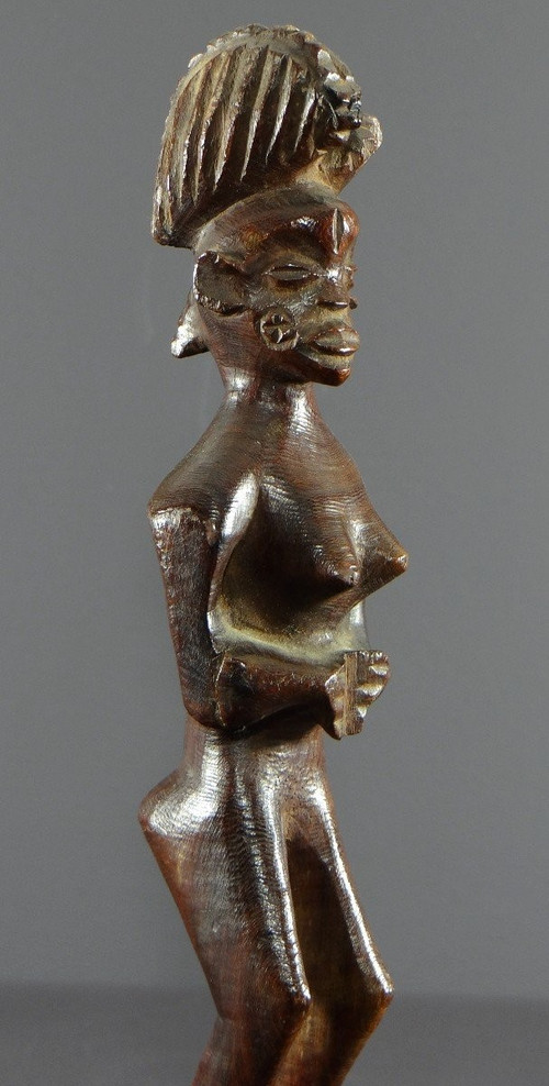 Angola, popolo Lwena, primo terzo del XX secolo, statua di figura femminile in legno duro.