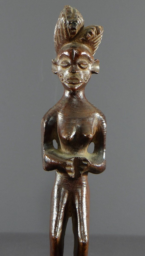 Angola, popolo Lwena, primo terzo del XX secolo, statua di figura femminile in legno duro.