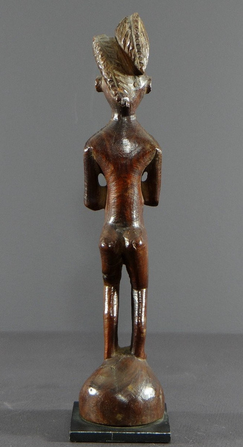 Angola, popolo Lwena, primo terzo del XX secolo, statua di figura femminile in legno duro.