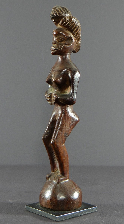 Angola, popolo Lwena, primo terzo del XX secolo, statua di figura femminile in legno duro.