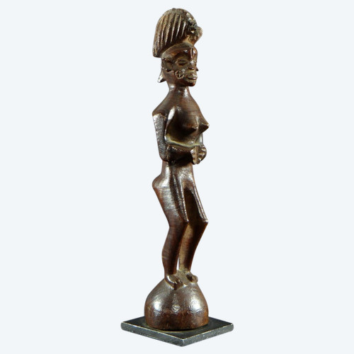 Angola, popolo Lwena, primo terzo del XX secolo, statua di figura femminile in legno duro.