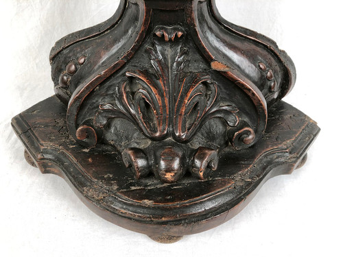 Sellette en noyer richement sculpté, XVIIIe