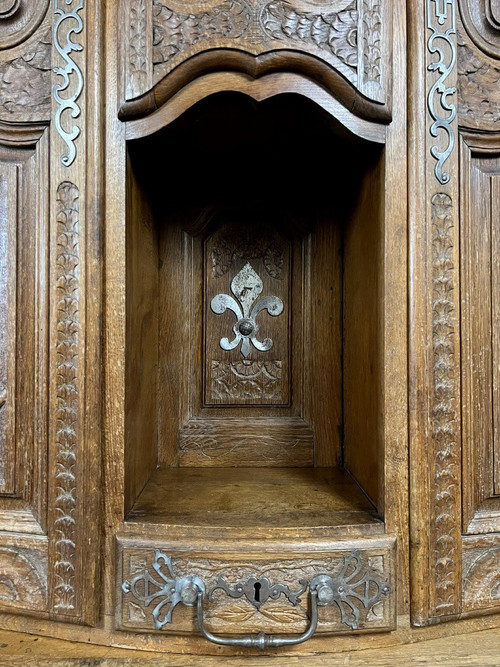 Louis XV curved recessed credenza in oak entirely carved around 1830