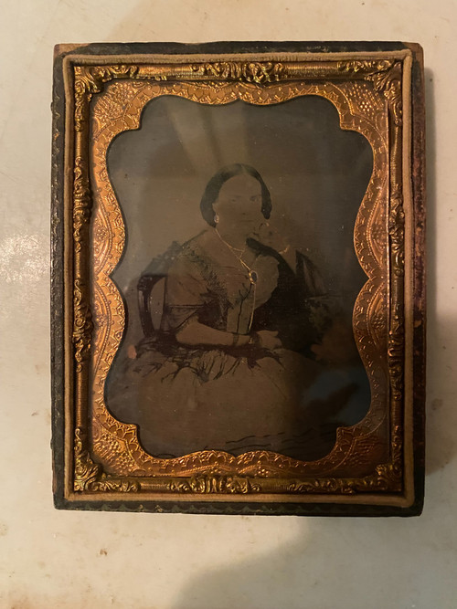 Ritratto di Dama di condizione in una foto dagherrotipica del periodo di Napoleone III nella sua custodia