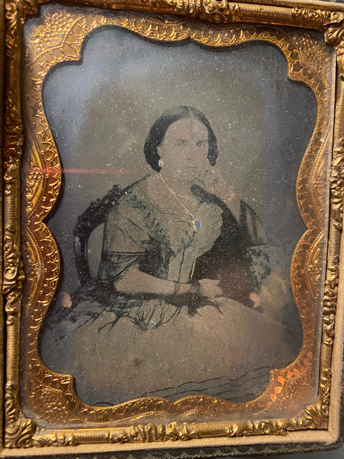 Ritratto di Dama di condizione in una foto dagherrotipica del periodo di Napoleone III nella sua custodia