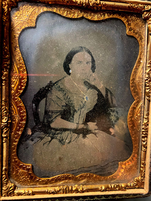 Ritratto di Dama di condizione in una foto dagherrotipica del periodo di Napoleone III nella sua custodia