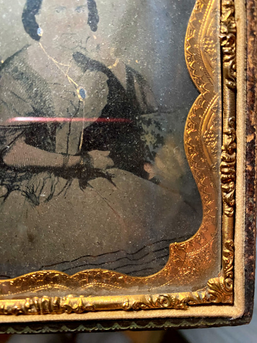 Ritratto di Dama di condizione in una foto dagherrotipica del periodo di Napoleone III nella sua custodia