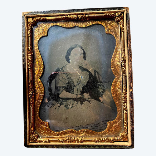 Ritratto di Dama di condizione in una foto dagherrotipica del periodo di Napoleone III nella sua custodia