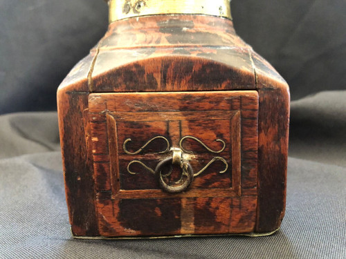 Moulin à café hollandais du XVIIIeme siècle avec incrustation de cuivre vers 1750