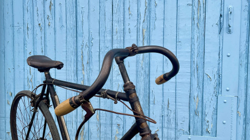 Antikes Belle-Époque-Fahrrad (1871 - 1914)