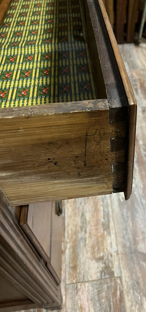 Cassettone scribanne in stile Luigi XVI in radica di noce con decori intarsiati su tutti i lati in legno di pruno, sycom