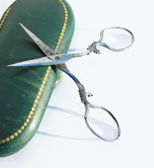 Paire de ciseaux anciens en acier à broder nécessaire de couture fin XIXe début XXe