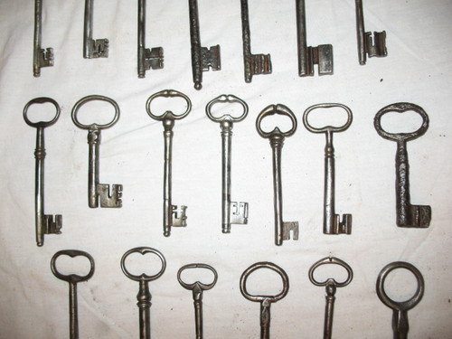 Clés en fer forgé époque du 16ème au 18ème siècle Importante collection de 20 pièces 