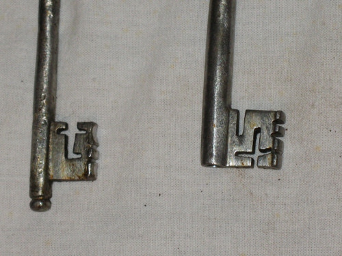 Clés en fer forgé époque du 16ème au 18ème siècle Importante collection de 20 pièces 