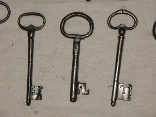 Clés en fer forgé époque du 16ème au 18ème siècle Importante collection de 20 pièces 