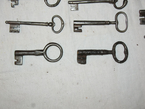 Clés en fer forgé époque du 16ème au 18ème siècle Importante collection de 20 pièces 