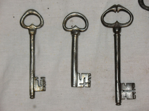 Clés en fer forgé époque du 16ème au 18ème siècle Importante collection de 20 pièces 