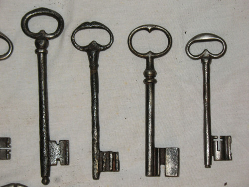 Clés en fer forgé époque du 16ème au 18ème siècle Importante collection de 20 pièces 
