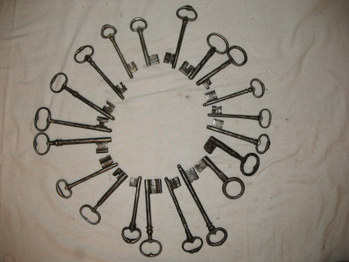 Clés en fer forgé époque du 16ème au 18ème siècle Importante collection de 20 pièces 