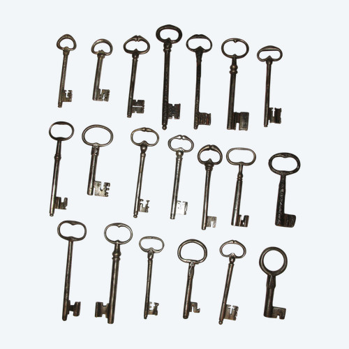 Clés en fer forgé époque du 16ème au 18ème siècle Importante collection de 20 pièces 