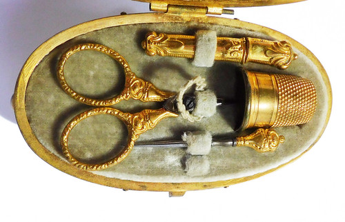 Coffret Nécessaire De Couture écaille De Tortue laiton XIXe ciseaux dé étui aiguille pomponne