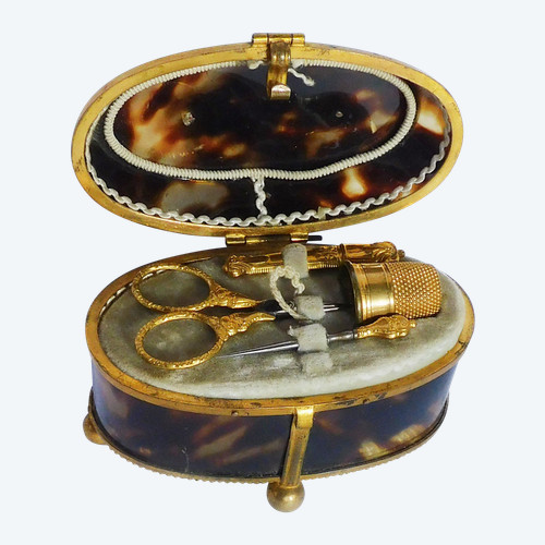 Coffret Nécessaire De Couture écaille De Tortue laiton XIXe ciseaux dé étui aiguille pomponne