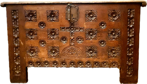 Coffre ancien de style Renaissance en chêne sculpté XVIII siècle