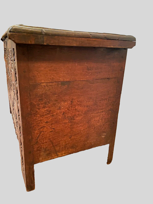 Coffre ancien de style Renaissance en chêne sculpté XVIII siècle