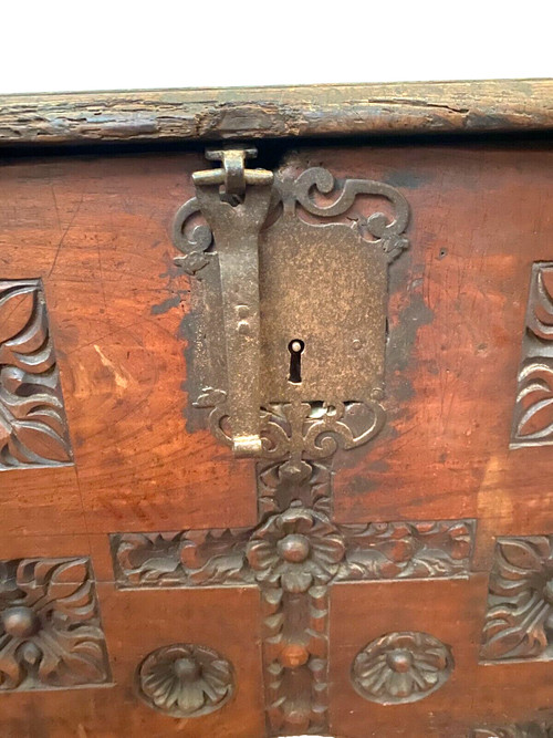 Coffre ancien de style Renaissance en chêne sculpté XVIII siècle