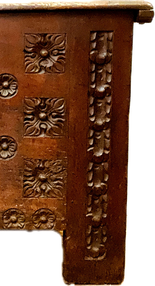 Coffre ancien de style Renaissance en chêne sculpté XVIII siècle