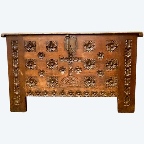 Coffre ancien de style Renaissance en chêne sculpté XVIII siècle