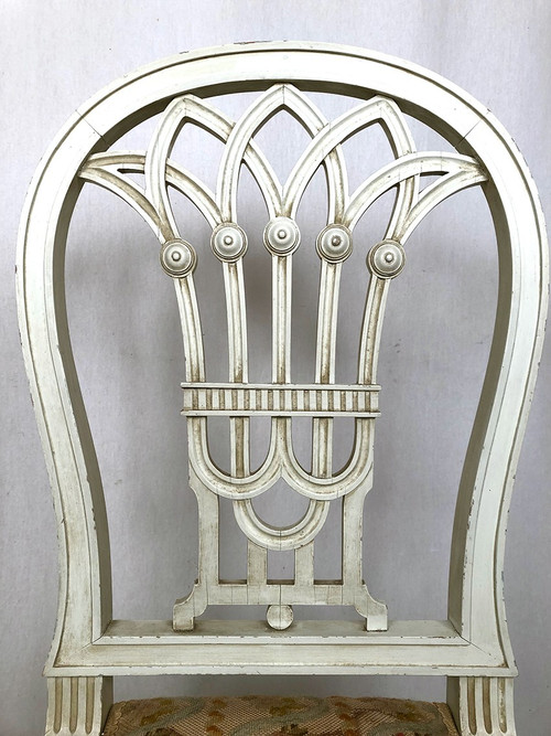 Paire de chaises en bois laqué blanc de style Louis XVI, XXe