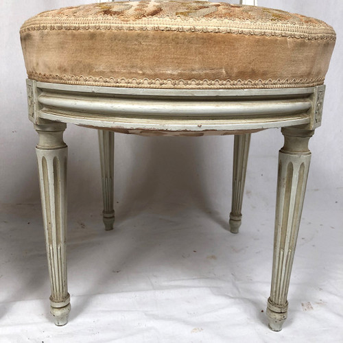 Paire de chaises en bois laqué blanc de style Louis XVI, XXe