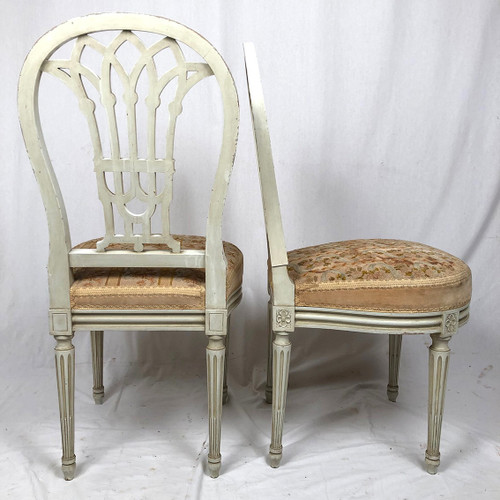 Paire de chaises en bois laqué blanc de style Louis XVI, XXe